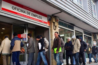 Cola en una oficina de paro.