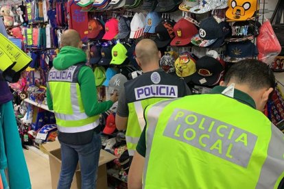 Imatge de l'operatiu conjunt d'inspecció d'establiments comercial a Cambrils.