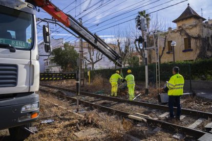 Operaris retirant elements de la via del tren a Salou al gener.