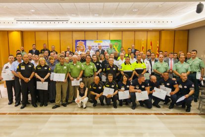 Foto de familia de los profesionales de la seguridad privada distinguidos.