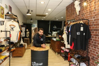 Pere Rosell en la tienda de Calamart de la calle Santa Teresa de Reus.