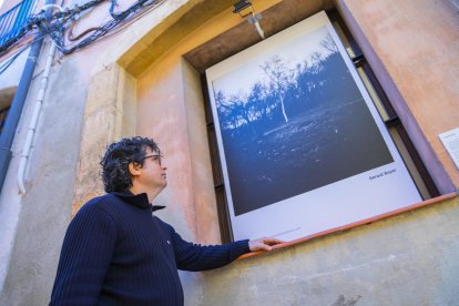 Rubén Perdomo amb la fotografia de Gerard Boyer.