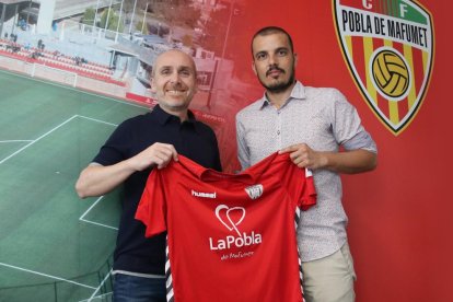 Beto, a la derecha de la imagen, con la camiseta que tendrá que defender la próxima temporada.