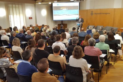 Josep Poblet –en el fondo–, durante su intervención.