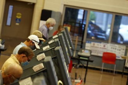 Votantes en un centro de votación anticipada.