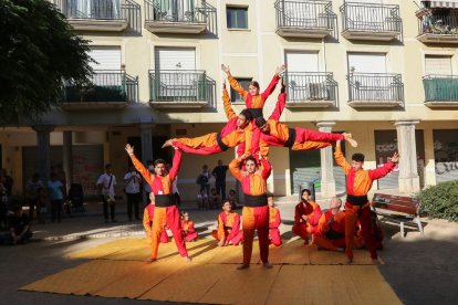 Una de las figuras acrobáticas que exhibieron ayer por la tarde.