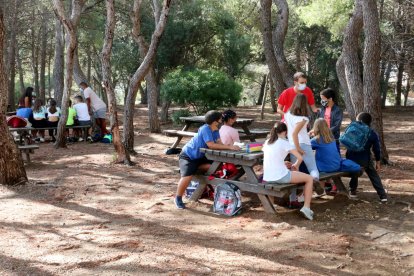 Pla obert d'un grup de joves fent una activitat de lleure en un alberg de Coma-ruga.