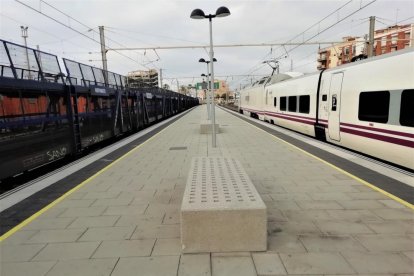 Un tren de mercancías y otro de pasajeros en la estación de Tarragona.