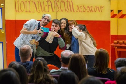 Imatge de la pre-estrena davant d'altres estudiants a l'institut Vidal i Barraquer.