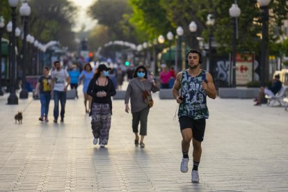 l'ús de mascaretes en el transport en autobús, ferrocarril, aeri i marítim serà a partir d'avui obligatori a causa del context sanitari