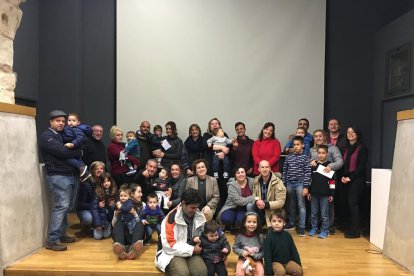 Fotografía de grupo que se hizo durante el acto de entrega del talonario de vals de compra.