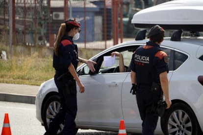 Mossos d'esquadra demanant el certificat laboral per circular a un punt de control.