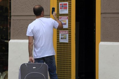 Un turista se interesa por un apartamento turístico en el barrio de La Barceloneta.