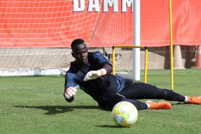 Cheickh Sarr, durante un entrenamiento con el Gimnàstic de Tarragona.