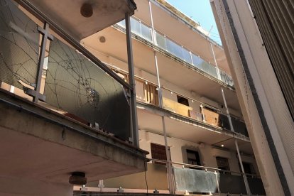 Aspecto del espacio común del edificio, con estropicios de baldosas y barandillas y suciedad por todos lados, situación que los vecinos califican de «insoportable».