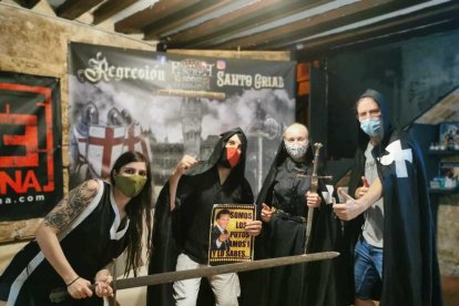 Un grupo de jugadores a la salida de una sala de Escape Room Tarragona.