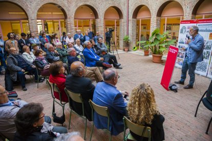 El diputat Joan Ruiz es dirigeix als militants del PSC en l'acte que es va celebrar ahir a l'Institut Municipal de Tarragona.