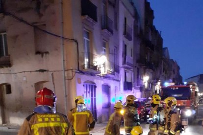 Imatge del Bombers treballant en l'extinció de l'incendi de Tortosa.