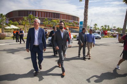 Torrente, presidente del Parlament, y el exalcalde Ballesteros, en una visita al pabellón en junio de 2018.