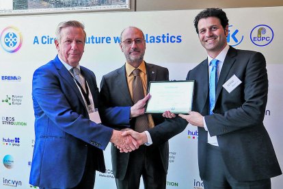 Instante en el qué ELIX Polymers recibe el premio.