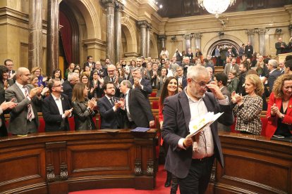 L'hemicicle amb la bancada independentista aplaudint a Quim Torra i els diputats de Cs abandonant el ple.