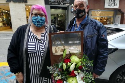 Maite Rodrigo, hermana de Juan Gabriel, con su esposo León delante de la placa de Unión.