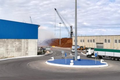 Incendio de virutas de madera en el Port de Tarragona.