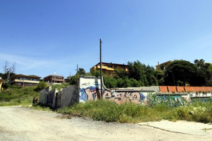 L'agressor de Blanes viu en una caseta que hi ha a l'interior d'aquest tancat, que antigament havia estat una fàbrica de carn.