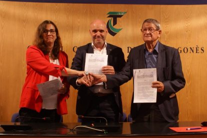 Representants del Consell, la CAL i l'APELLC després de firmar el conveni de col·laboració.