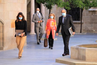 El presidente del Gobierno, Quim Torra, con las conselleres Meritxell Budó, Mariàngela Vilallonga y Miquel Buch, en una imagen de archivo.