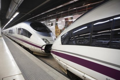 Un tren de alta velocidad AVE esperando antes de salir de la estación.