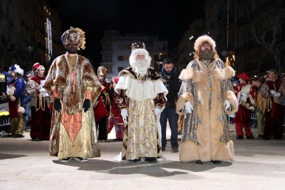 Plano general de los Reyes Magos de Oriente en su llegada a la plaza de la Font.