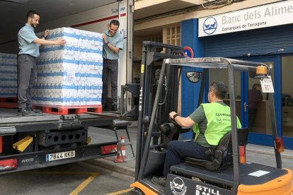 Imagen de archivo de una donación de Mercadona en el Banco de Alimentos.