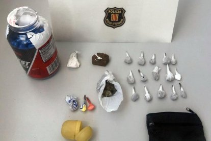 Imagen de la veintena de envoltorios de cocaína, una de marihuana y una pieza de hachís de unos tres centímetros intervenidas por los Mossos D'Esquadra a dos traficantes interceptados en el Alt Camp. Imagen publicada el 20 de junio del 2019