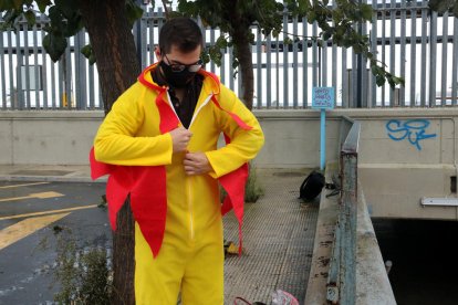 El còmic Guillem Estadella emprovant-se un vestit de pollastre abans de fer el seu xou en un tren de Rodalies,