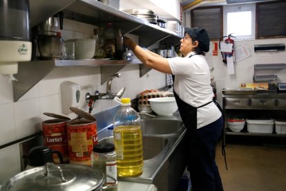 Una trabajadora de la Escuela Dovella, preparando la comida para los alumnos.