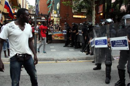 Dos senegaleses enfrentándose con los Mossos d'Esquadra el 11 de agosto del 2015 en Salou.