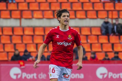 Fran Miranda, durante el Nàstic-Barcelona B, duelo en el cual el mediocampista debutó en el Nou Estadi como grana.