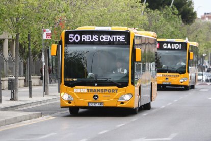 Una imatge de nous autocars de l'empresa municipal.