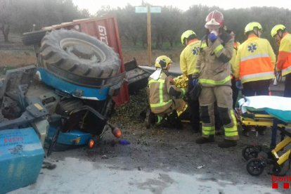 Plano general de los Bomberos atendiendo el conductor del tractor.