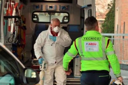 Snitaris italianos trabajando con mascarillas.