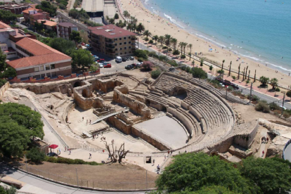 La zona tramada correspon a les restes del monument romà actualment soterrades.