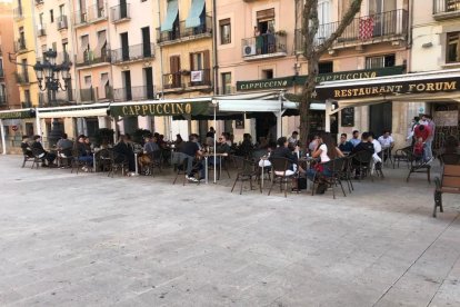 Imatge de terrasses a la Plaça de la Font.