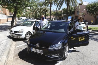 Imagen de Oliver con su alumna antes de que esta se examinara del permiso de circulación de coche a la ciudad de Reus.