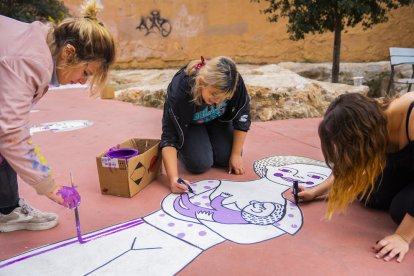 Artigal, a la izquierda, retocando el dibujo de la plaza de la Mujer Trabajadora con los últimos detalles.