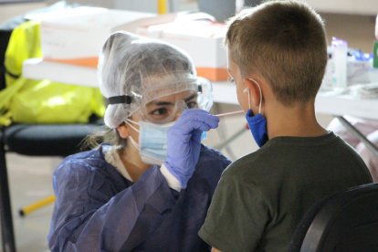 Plano medio de un niño, de espaldas, mientras se hace el test