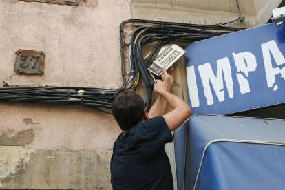 En la parte superior, una placa del Ministerio de la Vivienda.