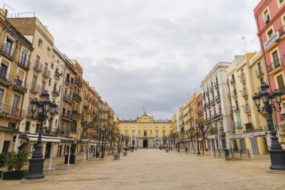 La plaça de la Font deserta, sense les terrasses dels bars i restaurants que van haver de tancar.