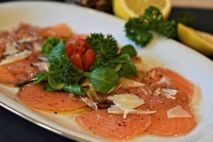 Imatge d'un carpaccio de salmó.