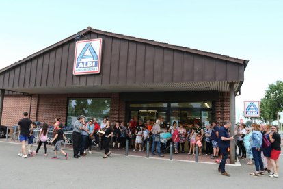 Los afectados no han dejado entrar clientes en el supermercado hasta que no han podido entregar las quejas.